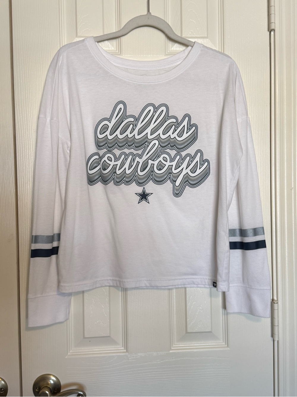 Dallas Cowboys Women's White Long-Sleeve Graphic Top